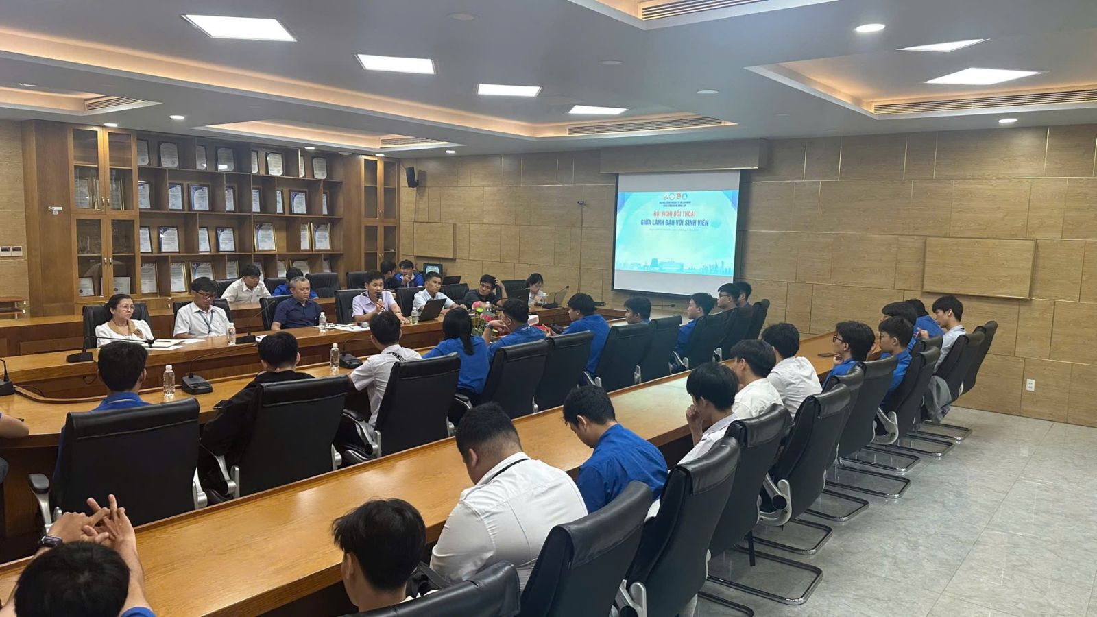 Hội nghị đối thoại giữa lãnh đạo với sinh viên khoa Công nghệ Động Lực