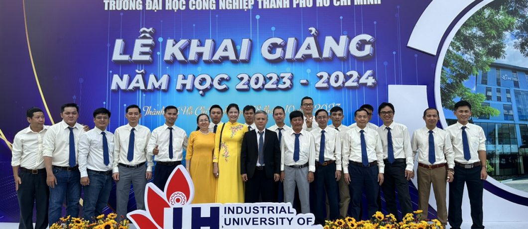 Tập thể khoa Công nghệ Động lực tham dự lễ khai giảng năm học mới